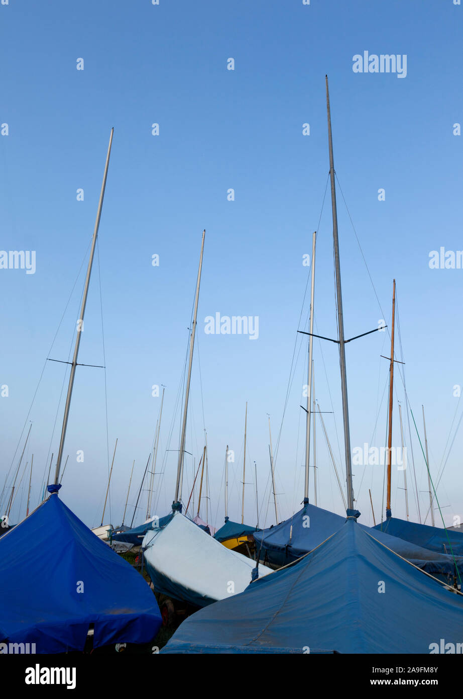 Segelboot Masten vor blauem Himmel Stockfoto