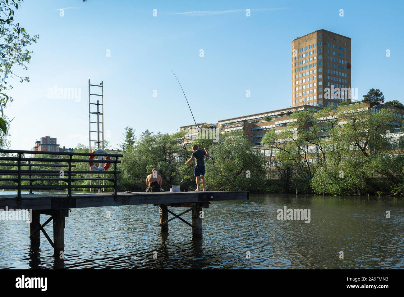 Angeln Stadt, Ansicht im Sommer zwei Männer von einem Steg neben Kungholms Stränge Park in Kungsholmen, Stockholm, Schweden. Stockfoto