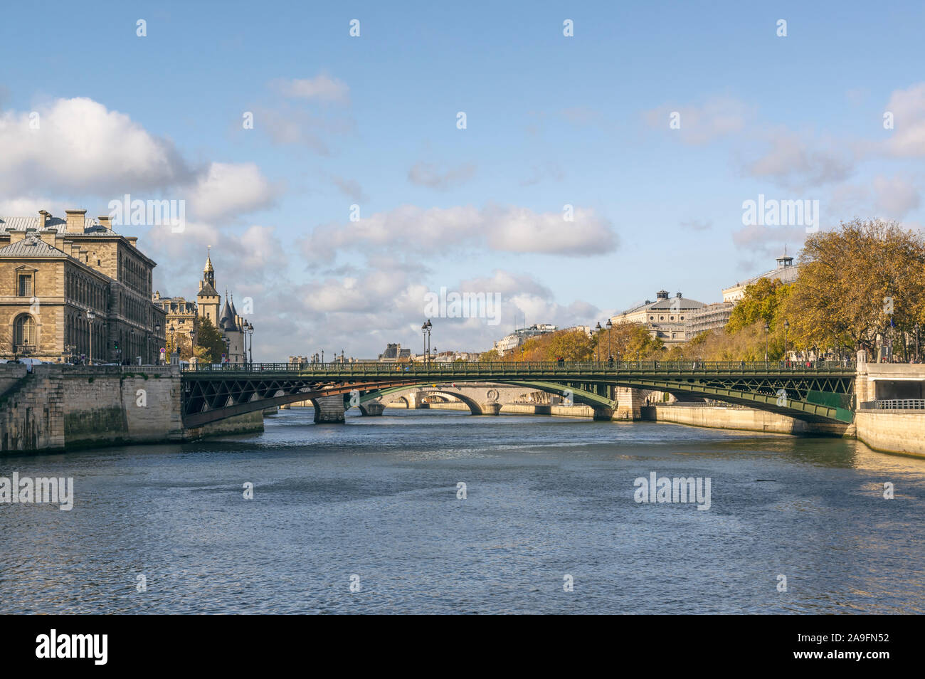 Seine vom Boot aus gesehen. Brücken verbinden die Insel Zitieren von der Northern Bank. Pont Notre-Dame zunächst als Pont au Change. Auf schönen genommen Stockfoto