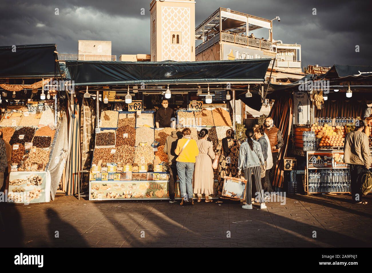 Menschen zu Fuß durch Platz Jemaa El Fna entfernt. Stockfoto