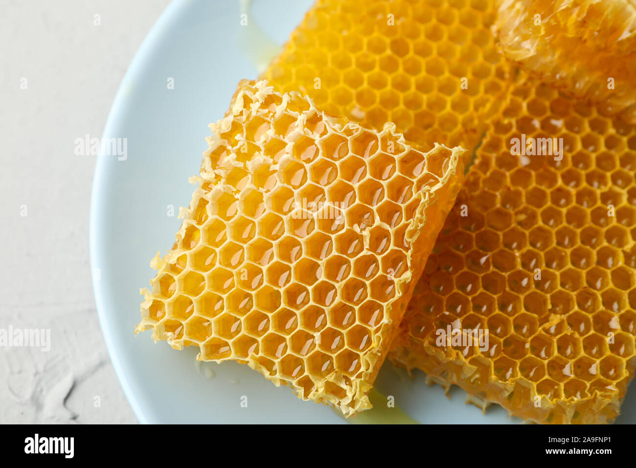Mit Waben auf weißem Hintergrund Platte, in der Nähe Stockfoto