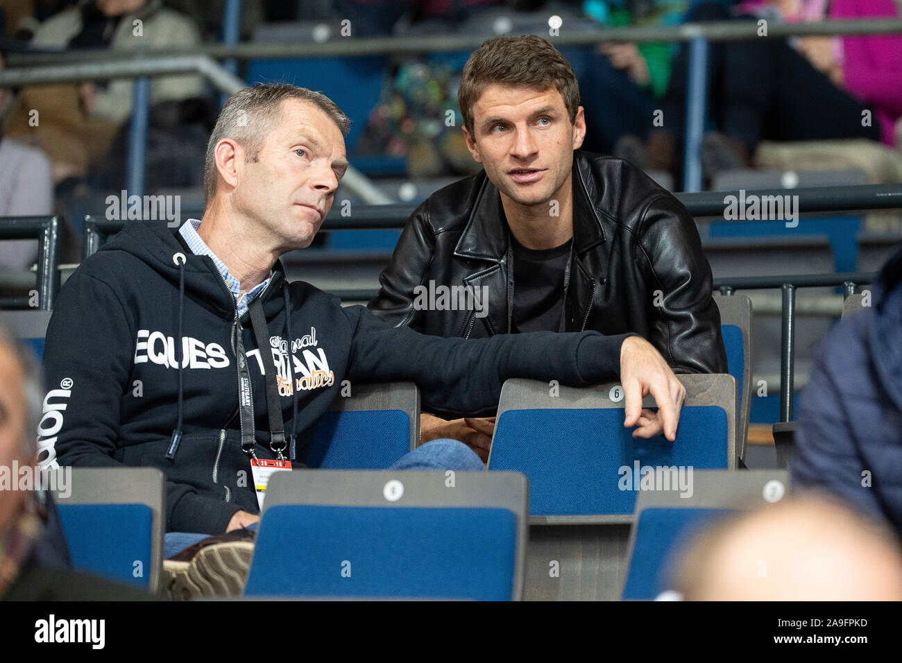 Stuttgart, Deutschland. 15 Nov, 2019. 35Th Stuttgart German Masters, Pferdesport, Dressur, World Cup, Qualifikation für Freestyle: Götz Brinkmann (l), Home Trainer von Reiter Lisa Müller, Gespräche zu Müller's Ehemann, Fußballspieler Thomas Müller (r) vom FC Bayern während des Turniers. Credit: Sebastian Gollnow/dpa/Alamy leben Nachrichten Stockfoto
