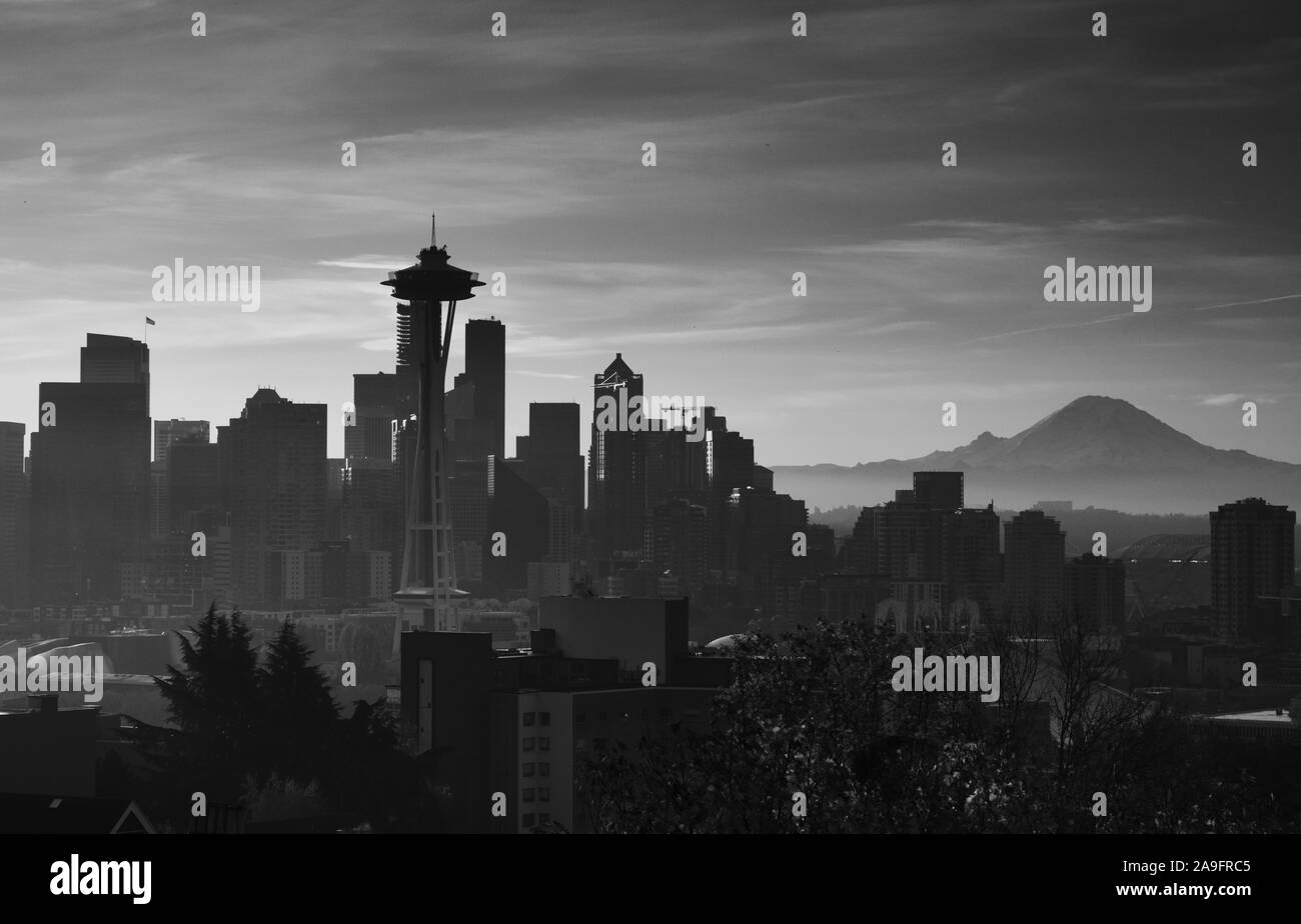 Downtown Seattle Sonnenaufgang mit der Space Needle und Mount Rainier. Stockfoto