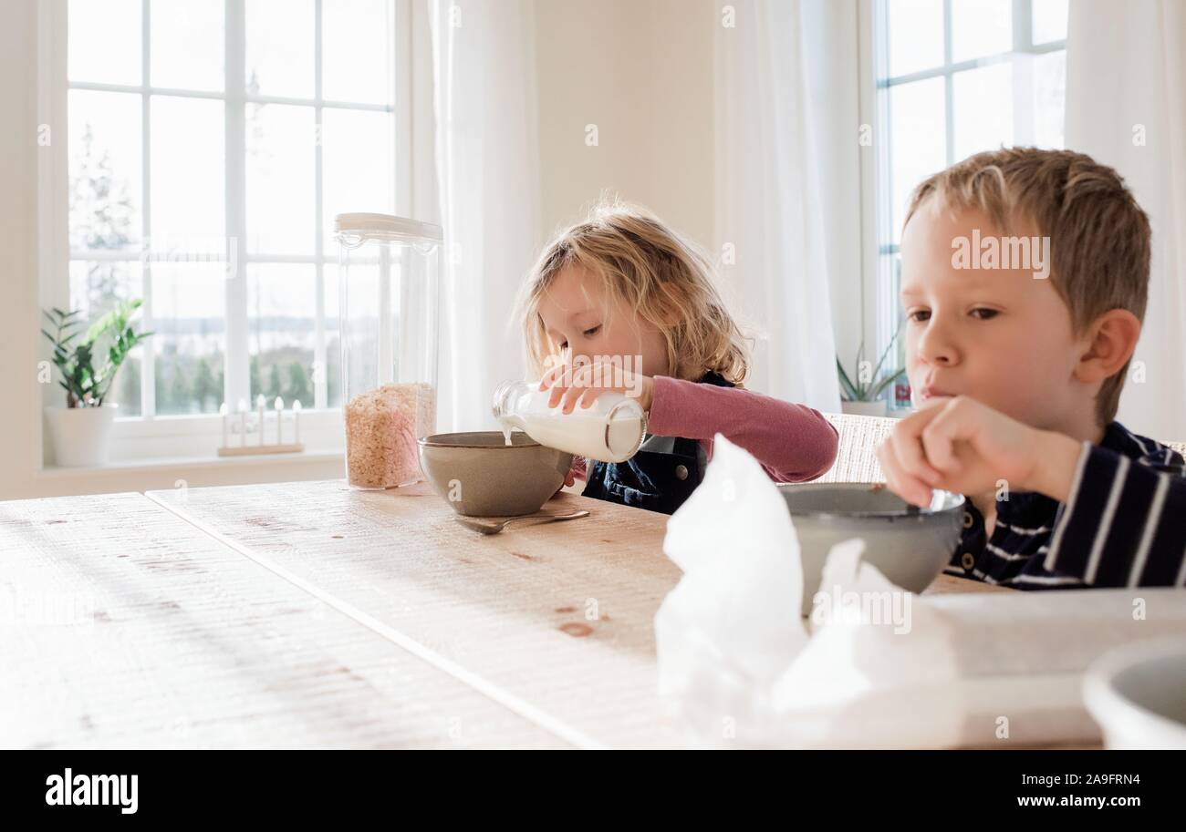 Bruder und Schwester essen Frühstück zu Hause vor der Schule Stockfoto
