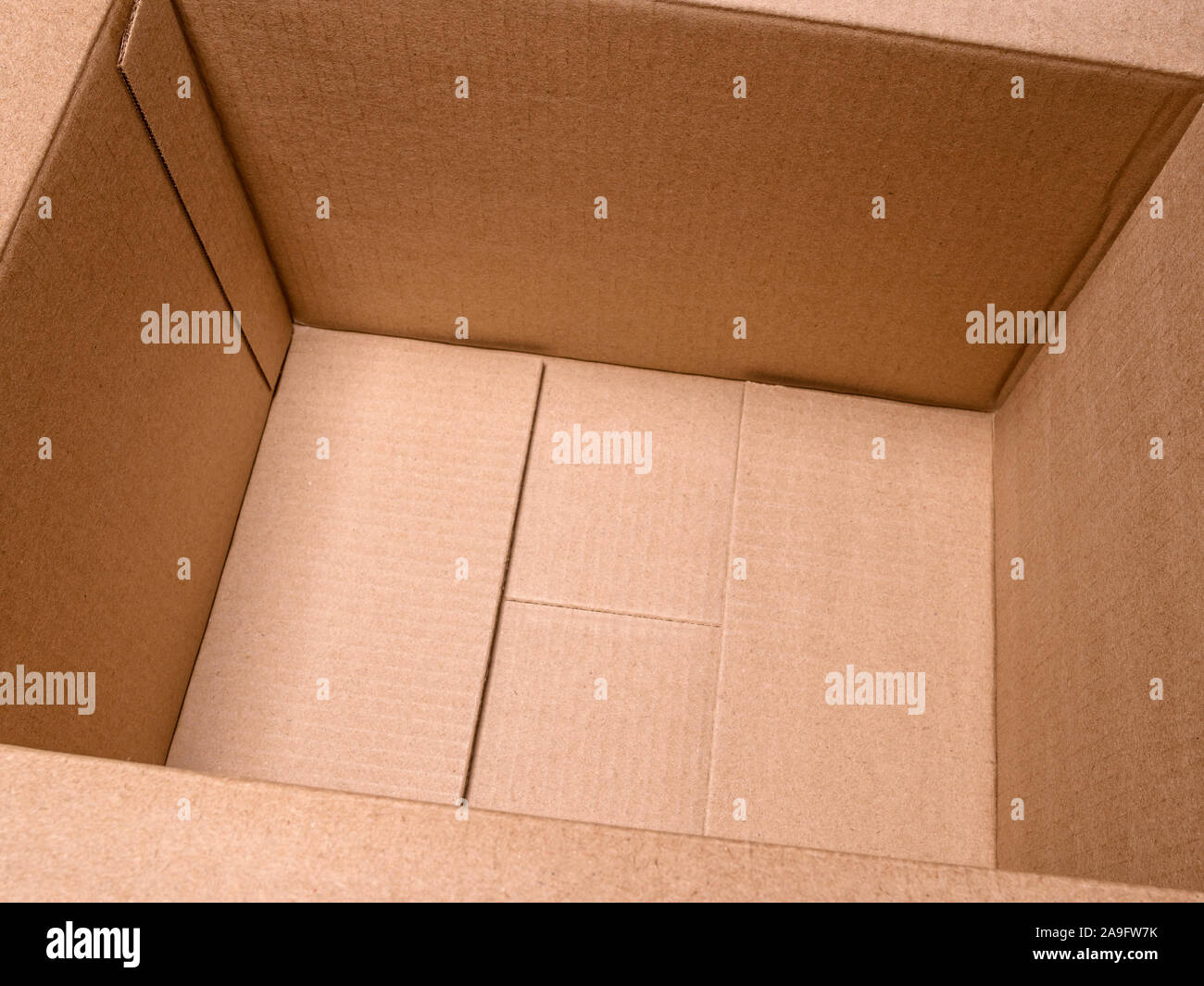 Großen, leeren Karton hautnah. Weitwinkelaufnahme. Stockfoto