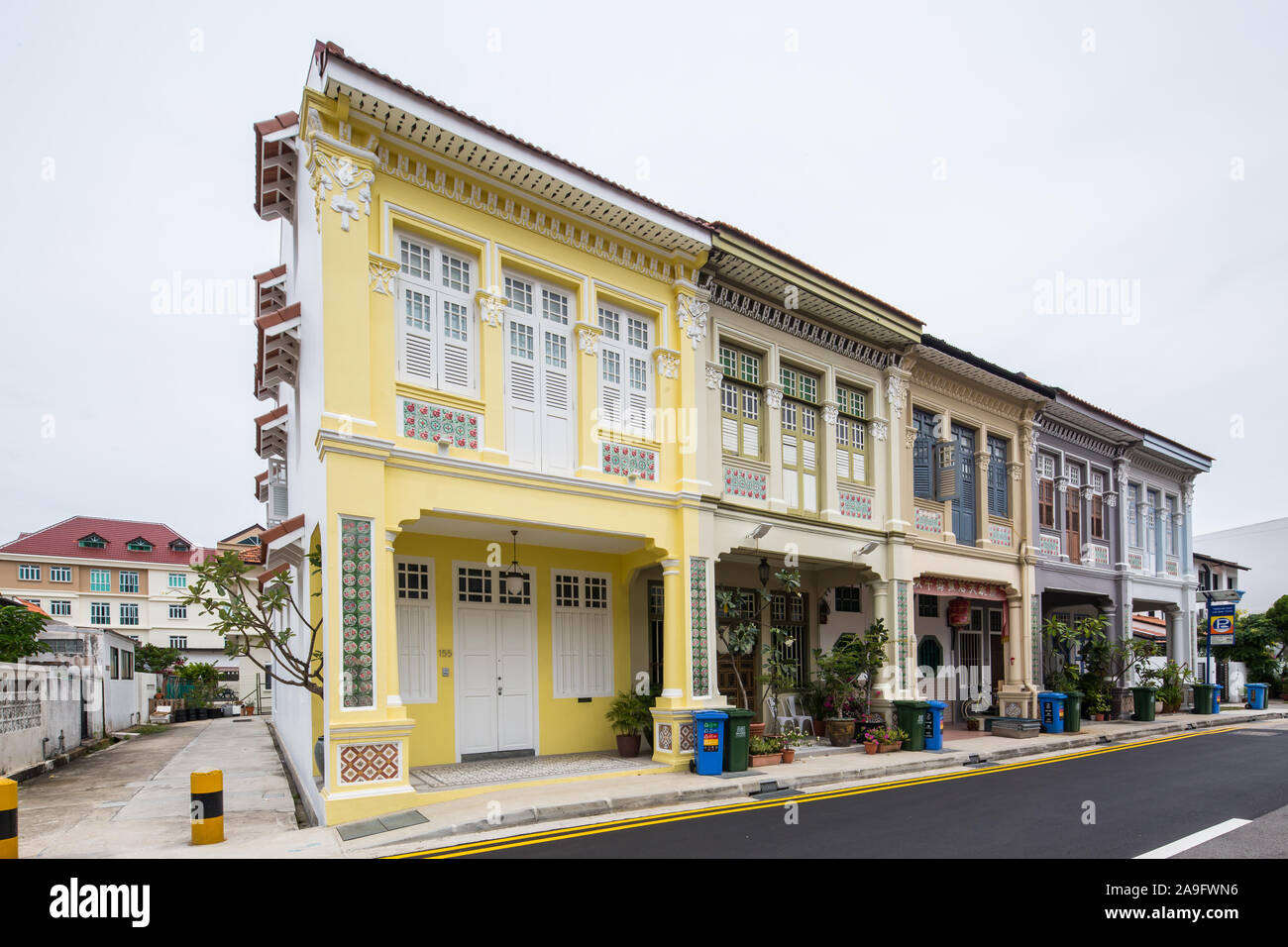 Architektur eines zweistöckigen, erhaltenen Peranakan-Shophouse an der Joo Chiat Road, Singapur. Stockfoto