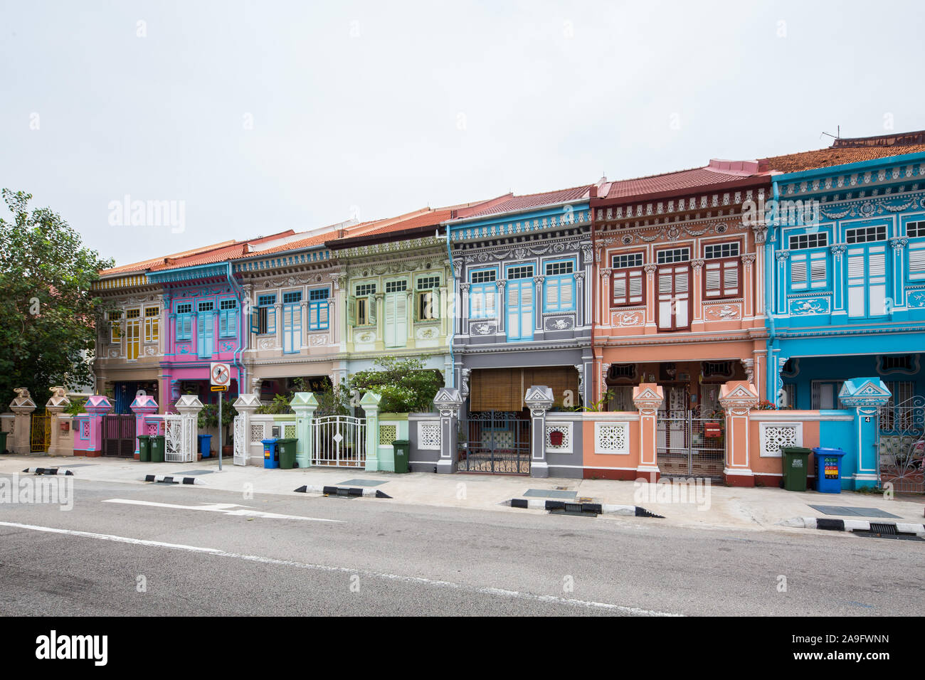 Schöne Reihe von farbenfrohen Peranakan 2-stöckigen Geschäften an der Joo Chiat Road, Singapur. Stockfoto