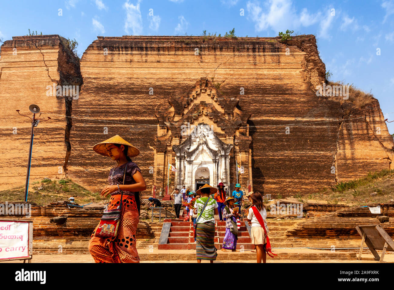 Besucher der Mingun Pagode (Pahtodawgyi) Mingun, Mandalay, Myanmar. Stockfoto