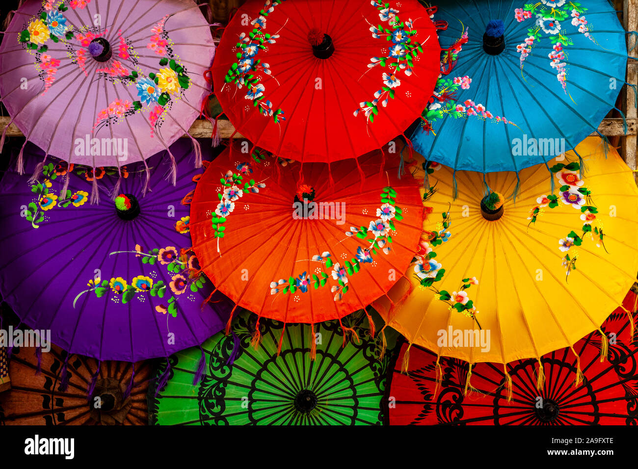 Bunte Sonnenschirme für Verkauf, Mingun, Sagaing Region, Myanmar. Stockfoto