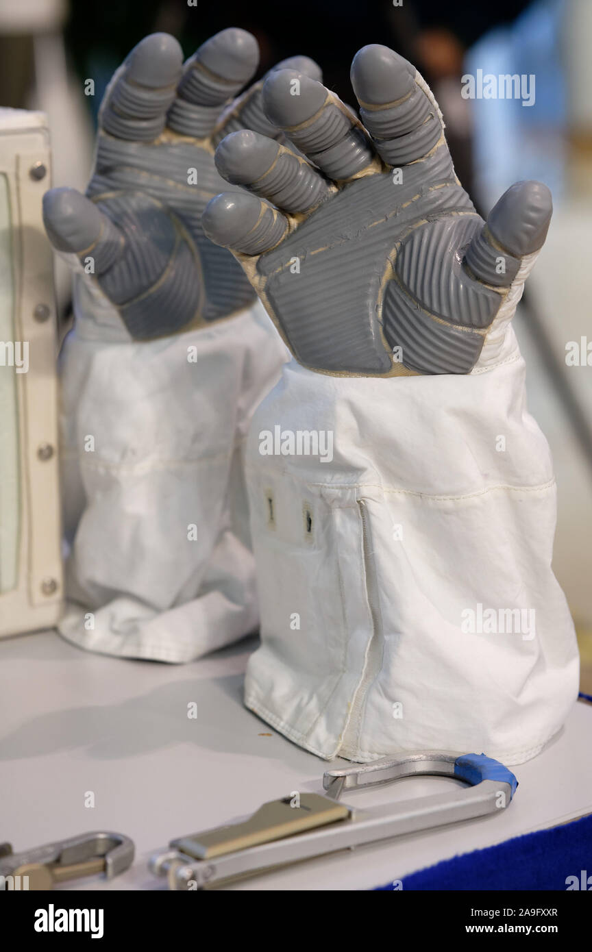 Köln, Deutschland. 15 Nov, 2019. Astronaut Handschuhe können bei einer  Veranstaltung im Europäischen Astronautenzentrum (EAC) Anlässlich der  außeneinsatz an der ISS gesehen werden. ESA-Astronaut Luca Parmitano und  der NASA-Astronaut Andrew Morgan sind