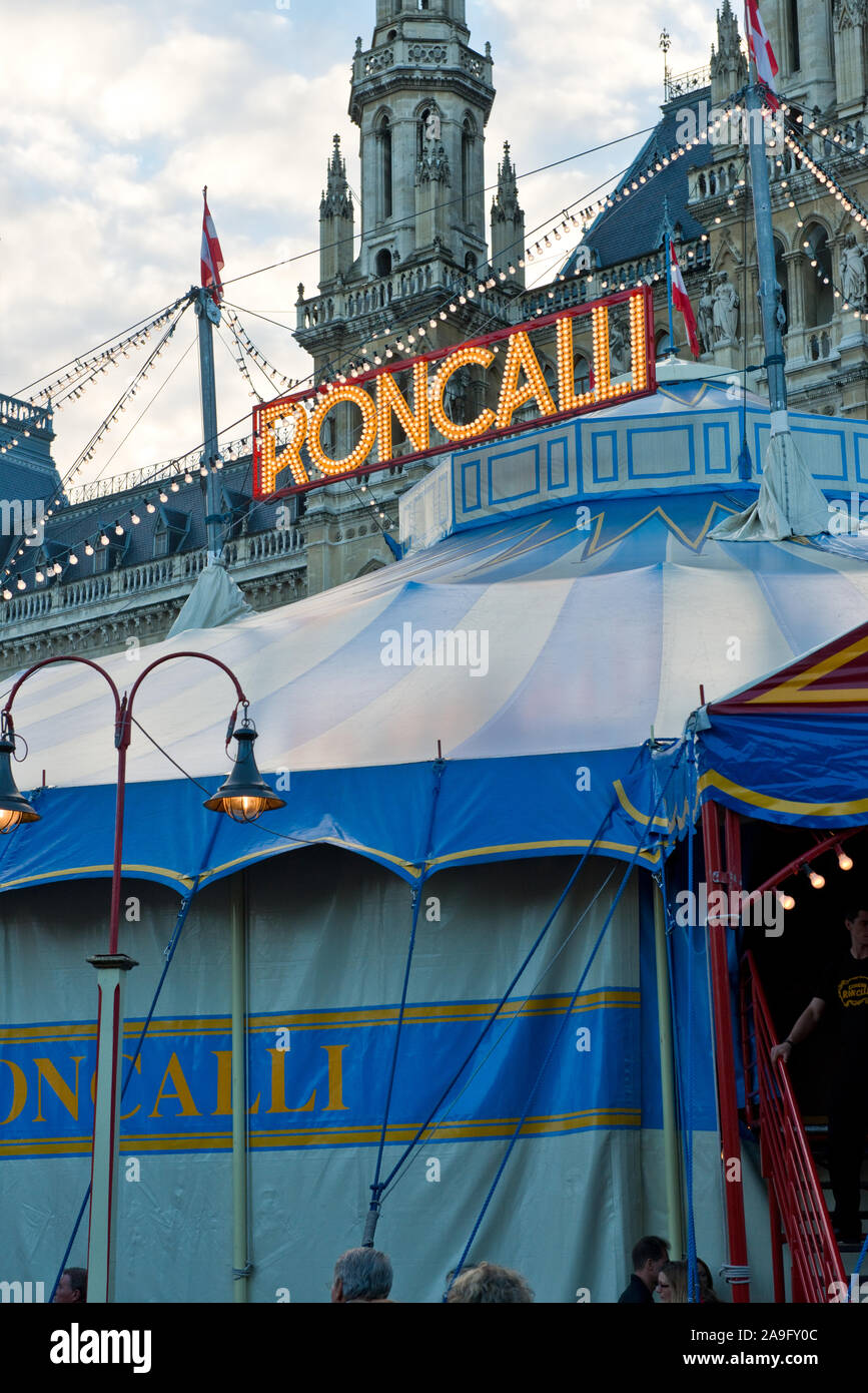 Roncalli Zirkus Zelt und beleuchtetes Schild. Im Rathauspark in der Nähe der Wiener Rathaus Gebäude Stockfoto