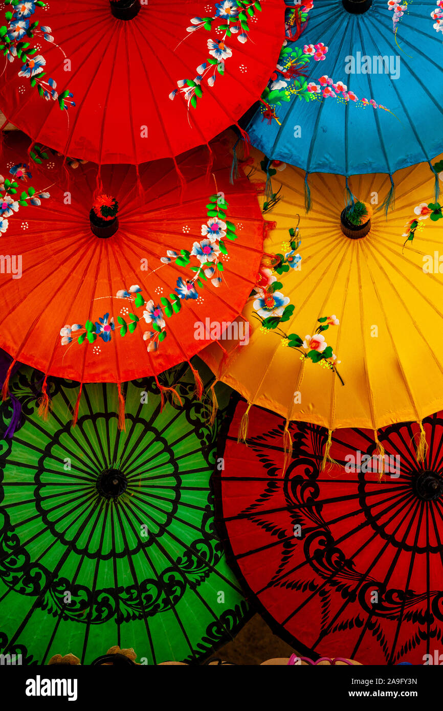 Bunte Sonnenschirme für Verkauf, Mingun, Sagaing Region, Myanmar. Stockfoto