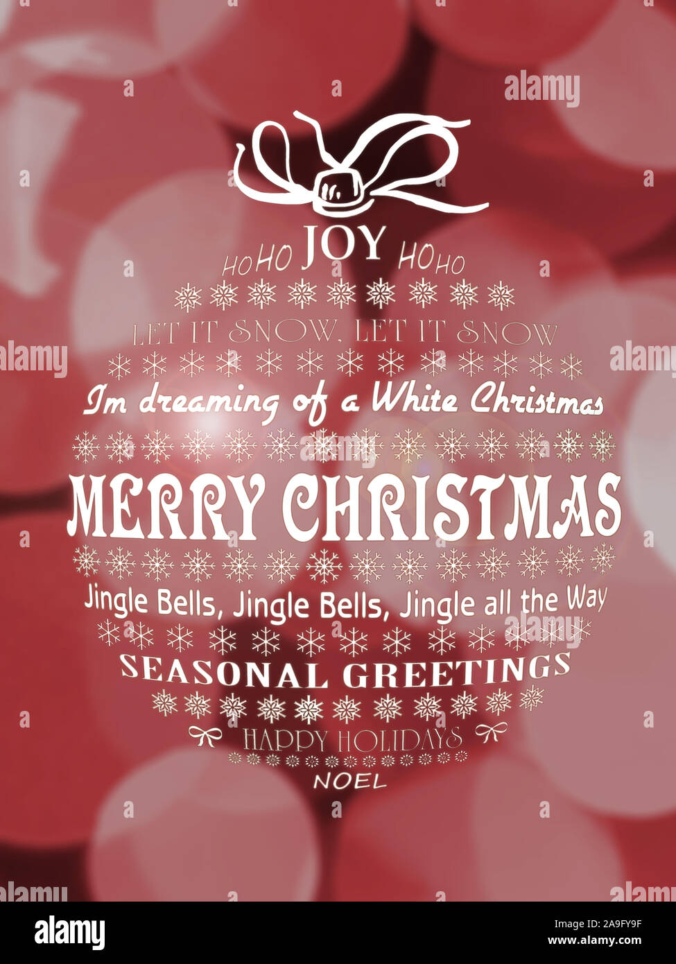 Abbildung: Christmas Ball Aufkleber mit saisonalen Grüße auf Rot bokeh Hintergrund Stockfoto