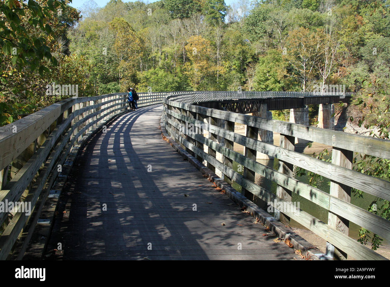 Die Leute auf der Brücke über Holston Fluss in der Mitte der Gabel in Virginia, USA, Teil der Virginia Creeper Trail Stockfoto