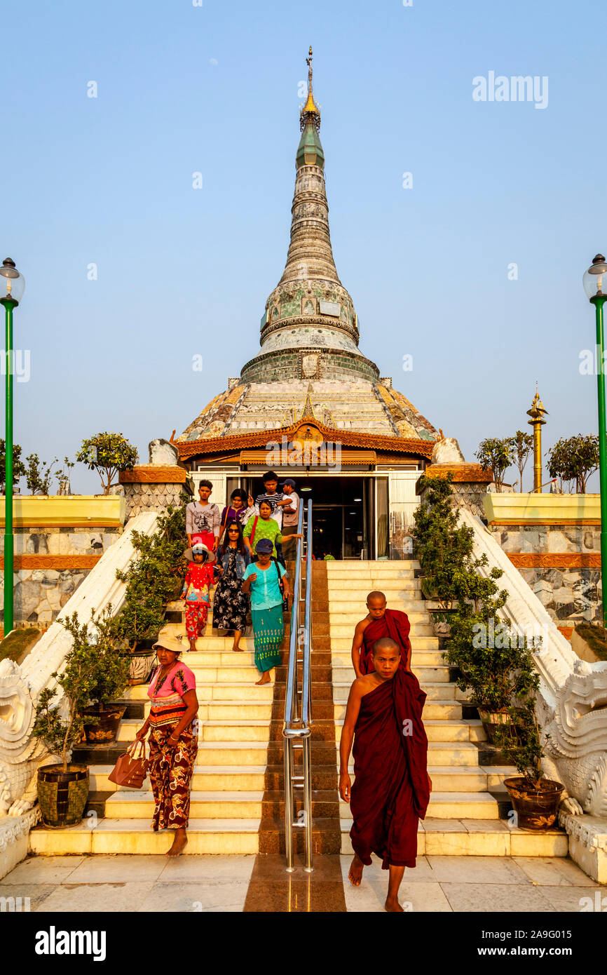 Besuch des birmanischen Volkes Werawsana Jade Pagode, Amarapura, Mandalay, Myanmar. Stockfoto