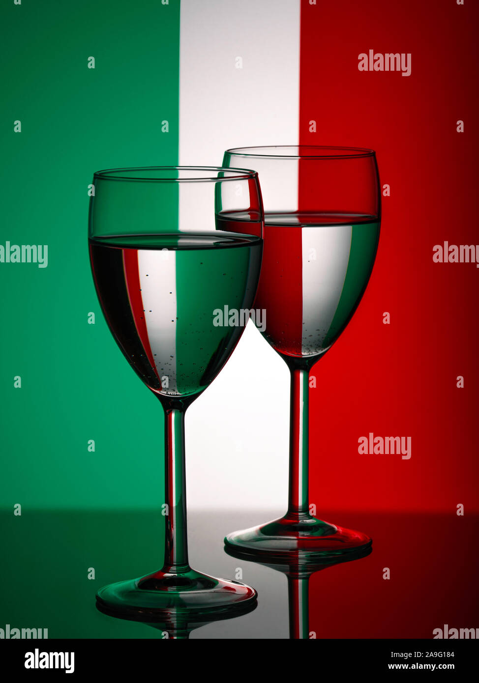 Zwei Weingläser voll auf die italienische Flagge Hintergrund Silhouette. Alkohol trinken. Italienischer Wein Konzept. Flagge von Italien Stockfoto