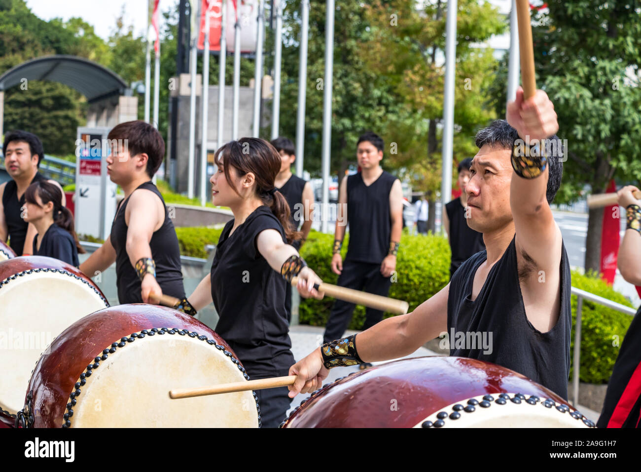 Männliche japanischen Drummer Thomas spielen Taiko-Kumi-daiko Leistung in Hiroshima, Japan. Stockfoto