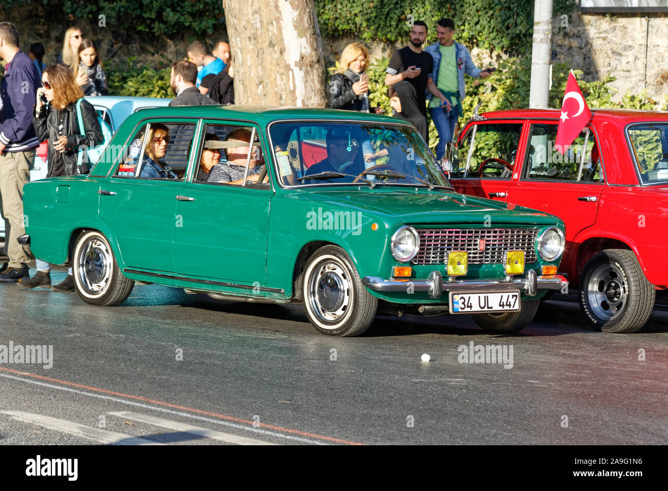 Alte, Petrol Grün klassische Autos von Fiat und Tofas in der Türkei genannt Murat 124, Tofas Serce (Spatz) in Dolmabahçe-Straße geparkt. Stockfoto