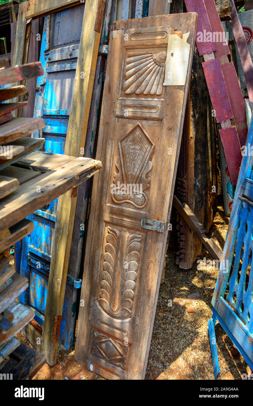 Geschnitzte alte Holztür Stockfoto