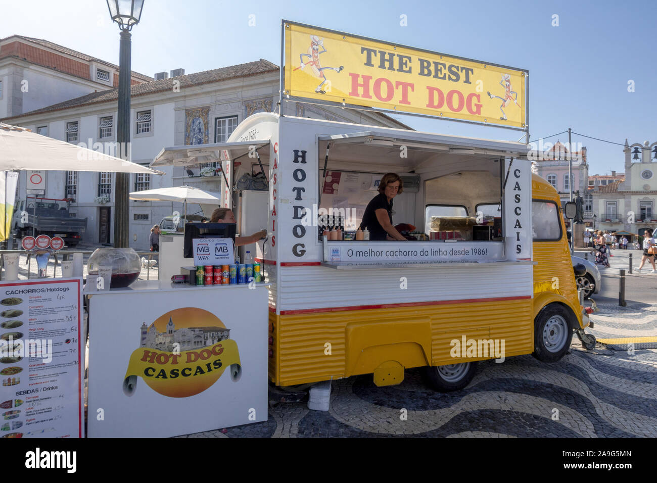 Street Food Anbieter den Verkauf der besten Hot Dog von Retro alten Van auf der Promenade an der Praia dos Pescadores Strand Cascais Lissabon Portugal Stockfoto