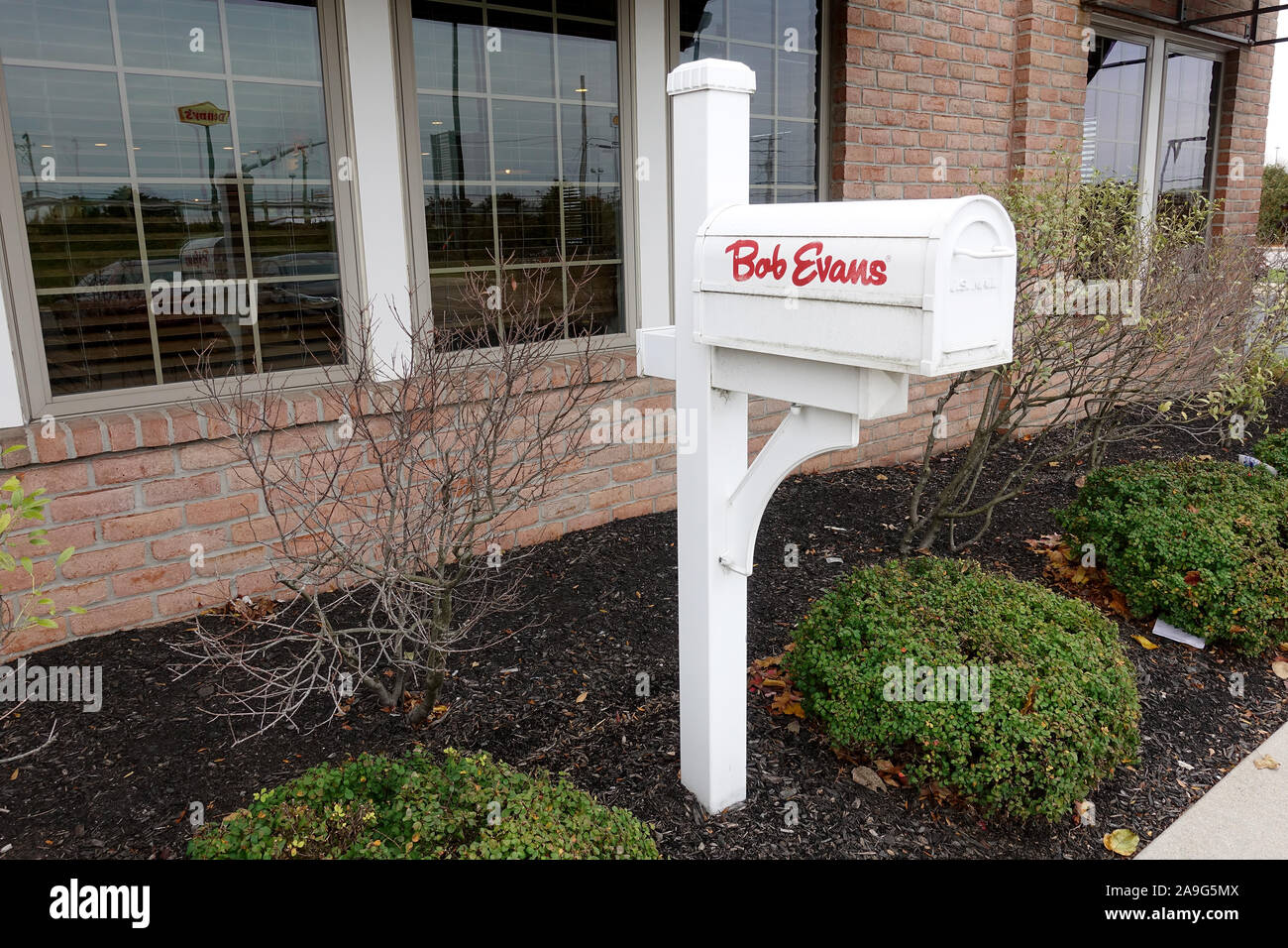 Ein traditionell amerikanisches Mailbox außerhalb ein Bob Evans Familie Restaurant in Findlay Ohio USA Stockfoto