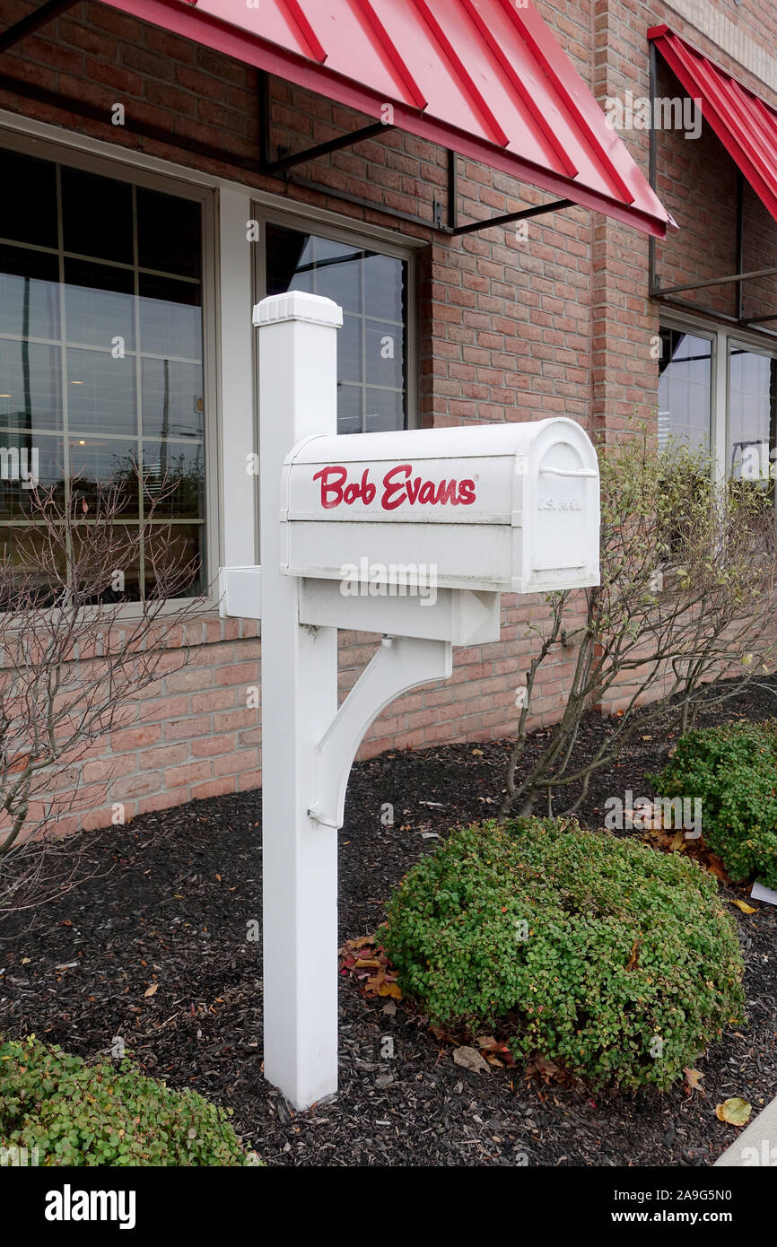 Ein traditionell amerikanisches Mailbox außerhalb ein Bob Evans Familie Restaurant in Findlay Ohio USA Stockfoto