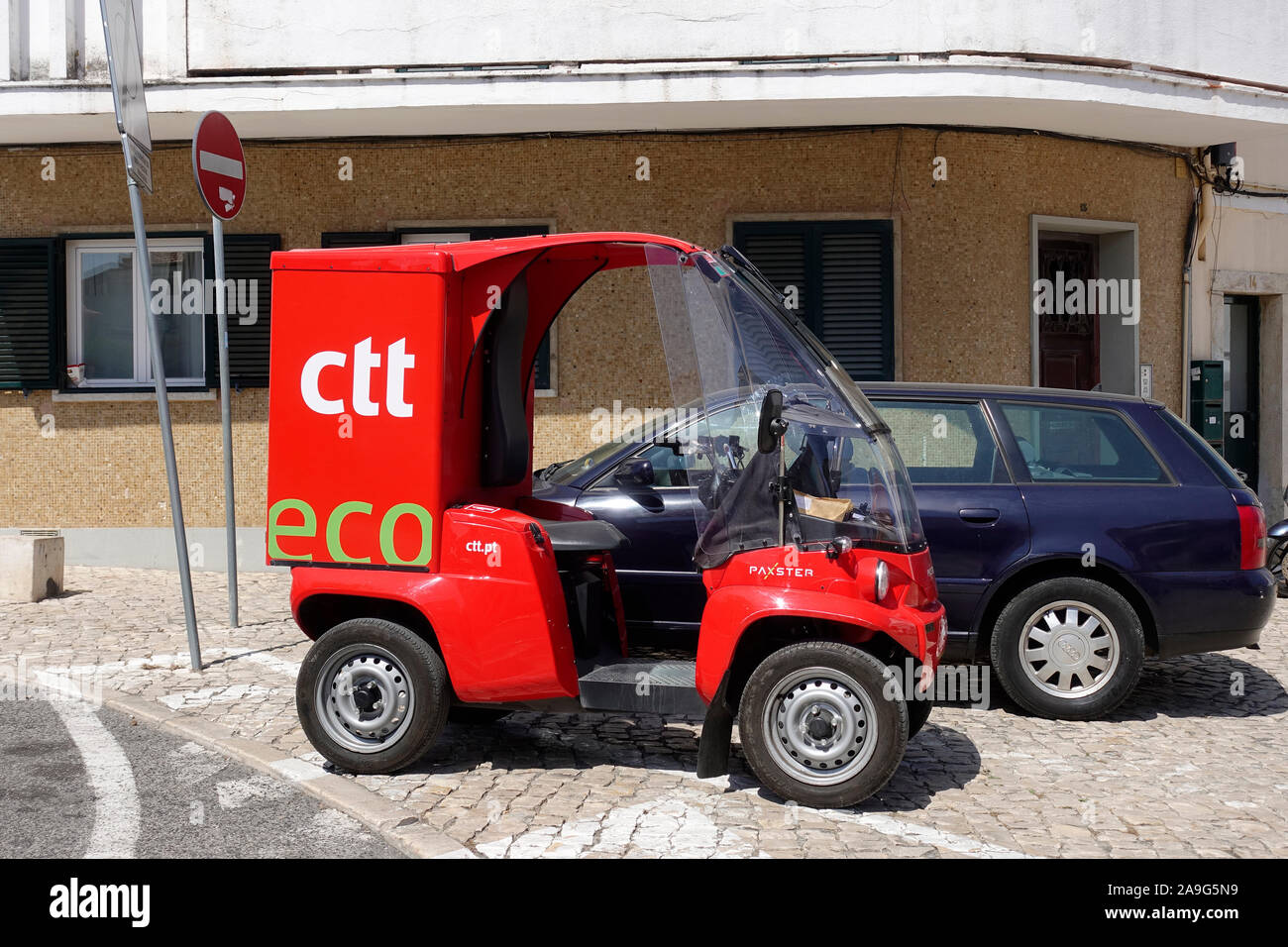 Eine rote Paxster elektrische Post Fahrzeug Der portugiesischen Postdienst CTT Correios de Portugal in Cascais Portugal Stockfoto
