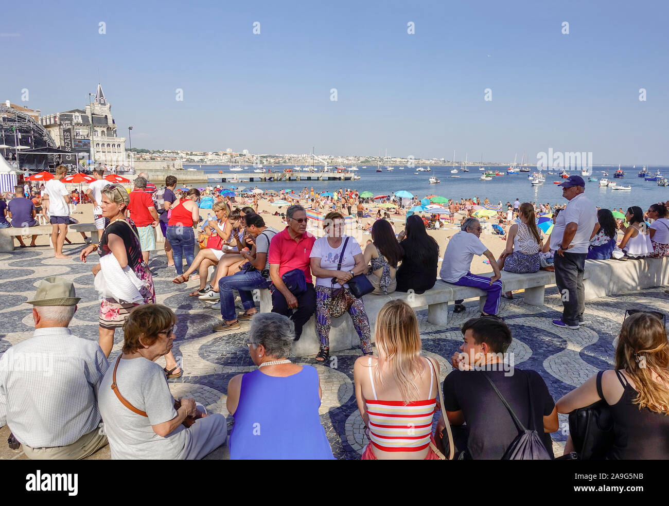 Man saß im Schatten an der Promenade in Cascais Portugal in der Nähe der Essen Lkw Anbieter am Strand von Cascais Lissabon Portugal Stockfoto