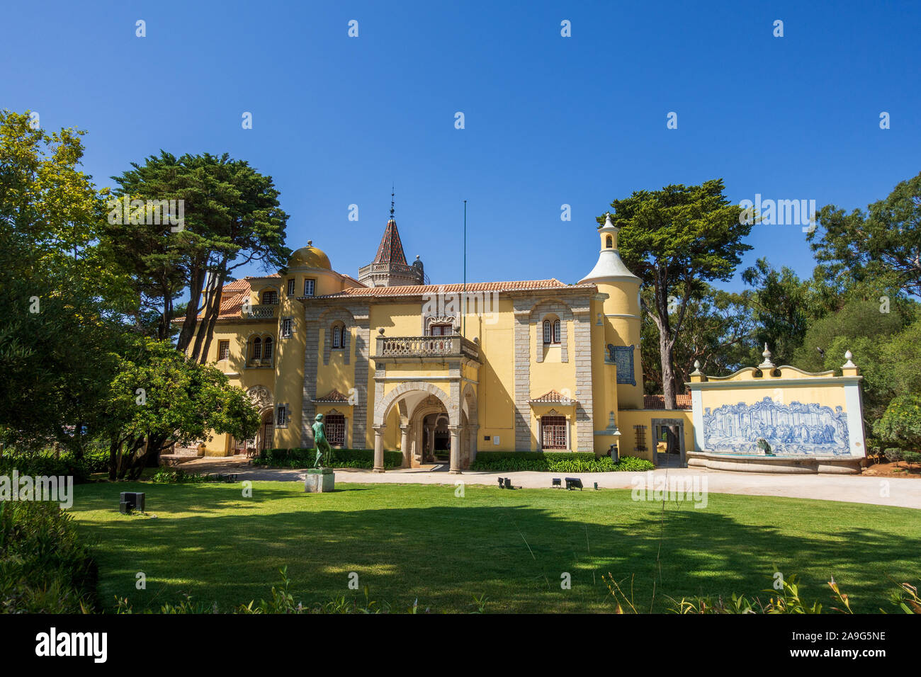 Das Museu Condes de Castro Guimarães, ursprünglich als der Torre de S. Sebastião, Saint Sebastian Turm in Cascais Portugal bekannt Stockfoto