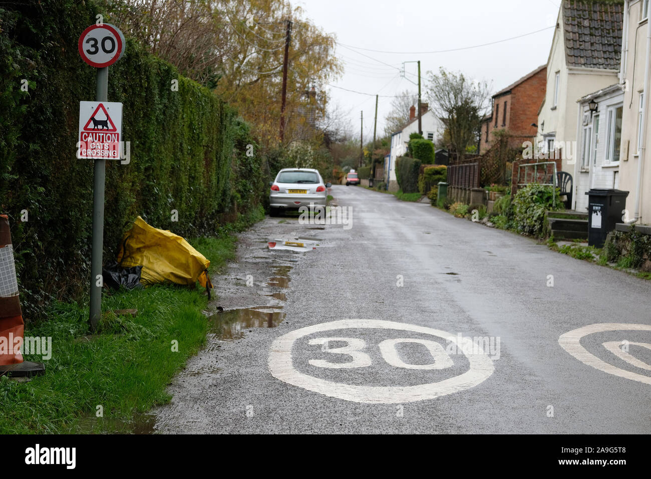 November 2019 - Ländliche Dorf Geschwindigkeitsbegrenzungen in der Nähe von Stoke St Gregory, Somerset, Großbritannien Stockfoto