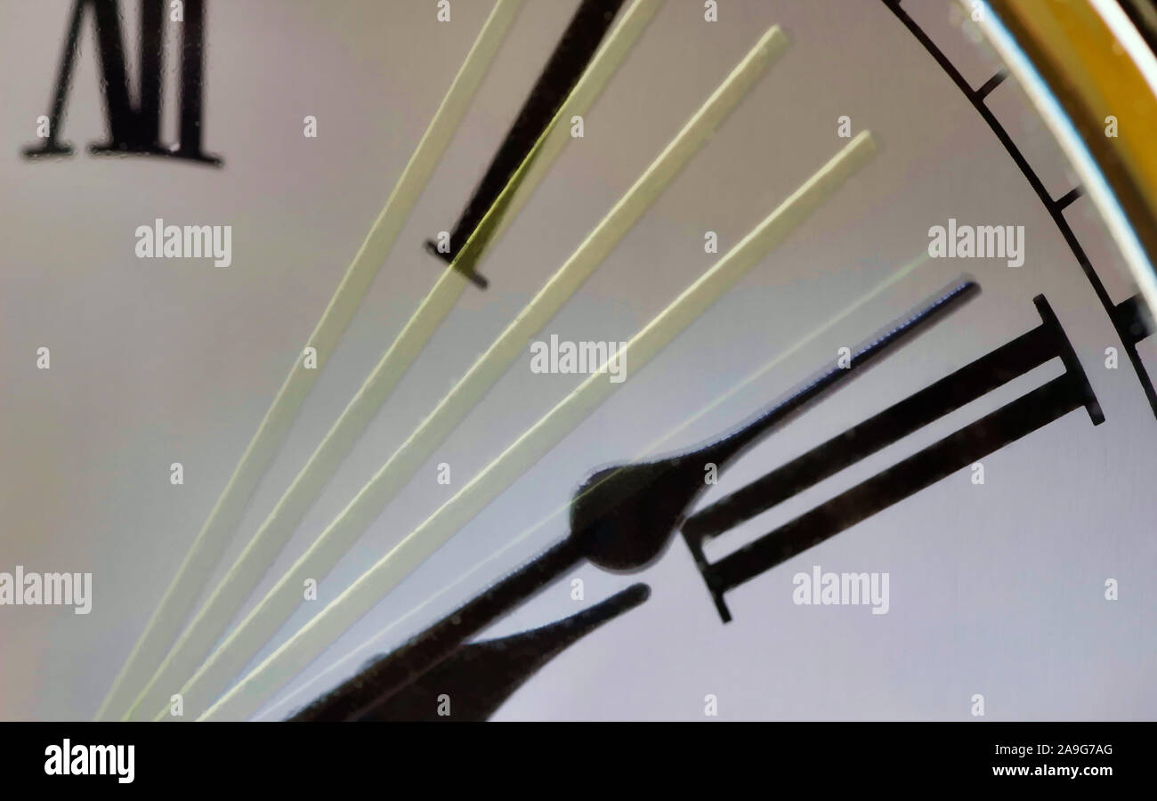 Lange Belichtung Detail einer Zifferblatt mit römischen Ziffern und die Stunden-, Minuten- und Sekundenzeiger, der sich auf die römische Ziffer zwei Stockfoto