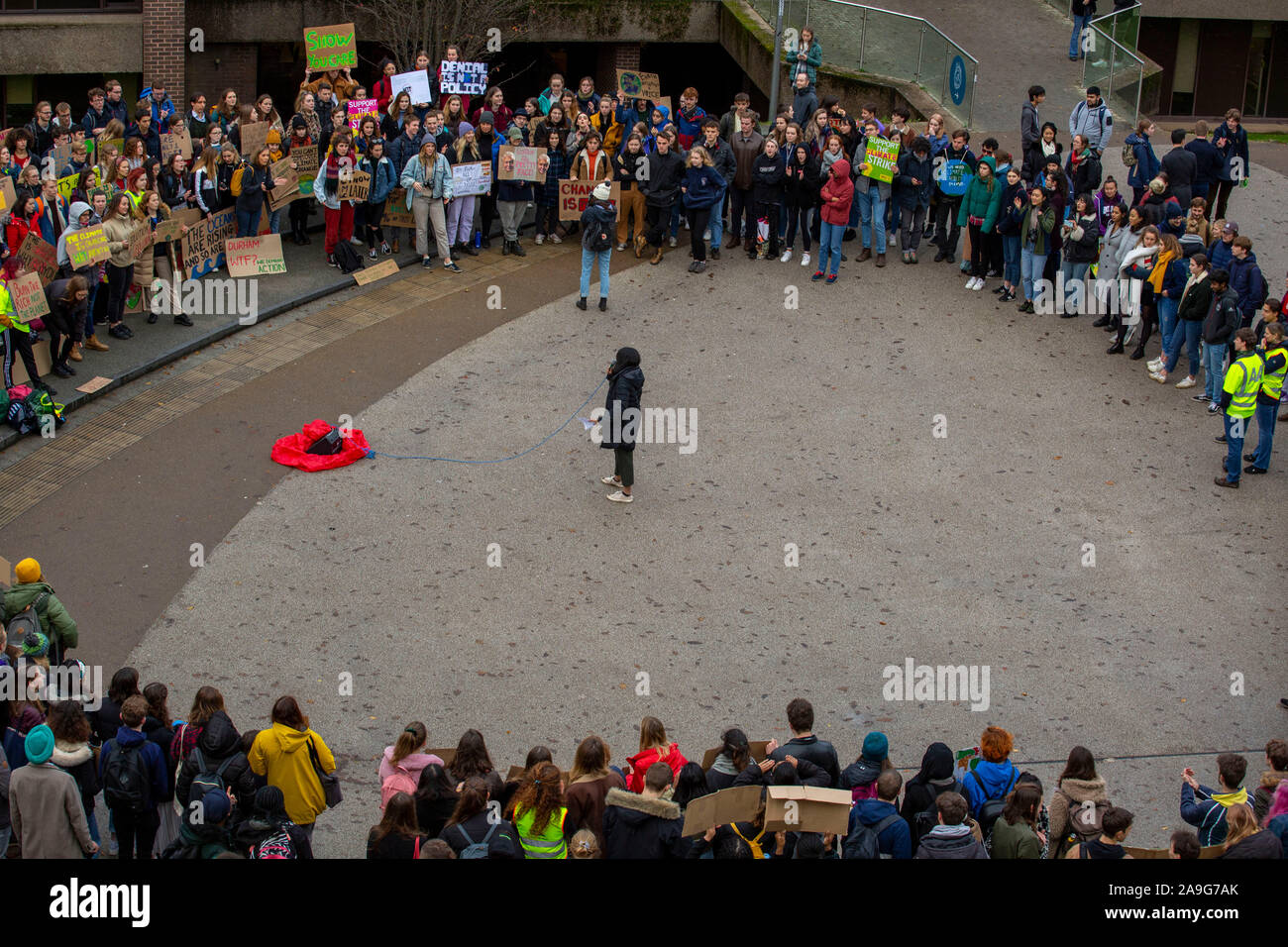 Demonstration von der Durham University Studenten gegen den Klimawandel außerhalb der Durham University Library Stockfoto