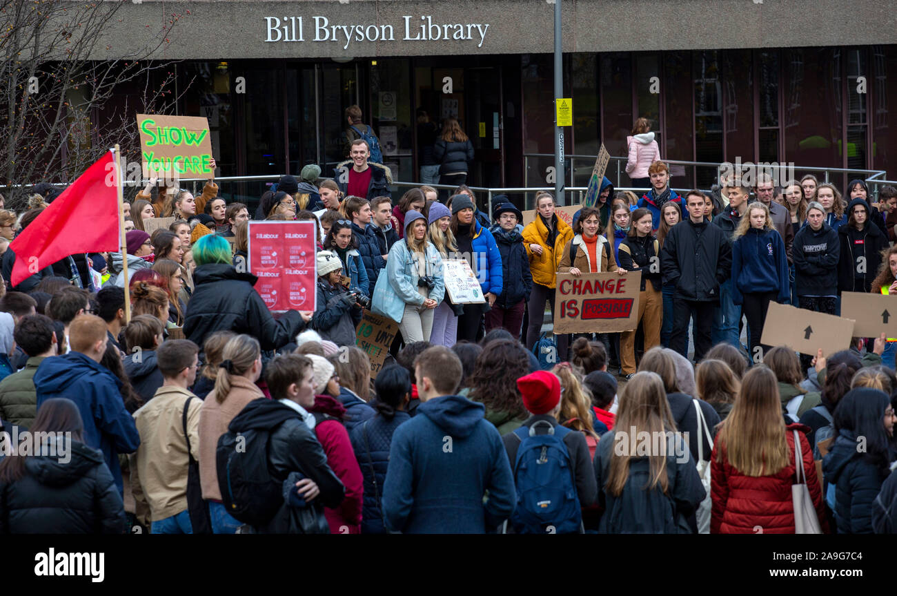 Demonstration von der Durham University Studenten gegen den Klimawandel außerhalb der Durham University Library Stockfoto