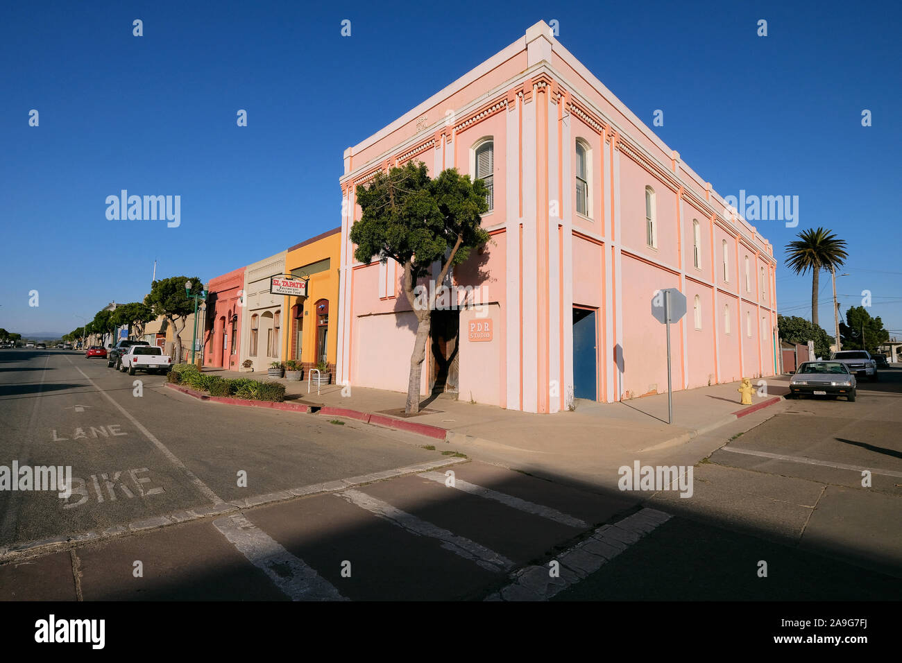 Kreuzung und Gebäude in Guadalupe, Santa Barbara County, Kalifornien, USA Stockfoto
