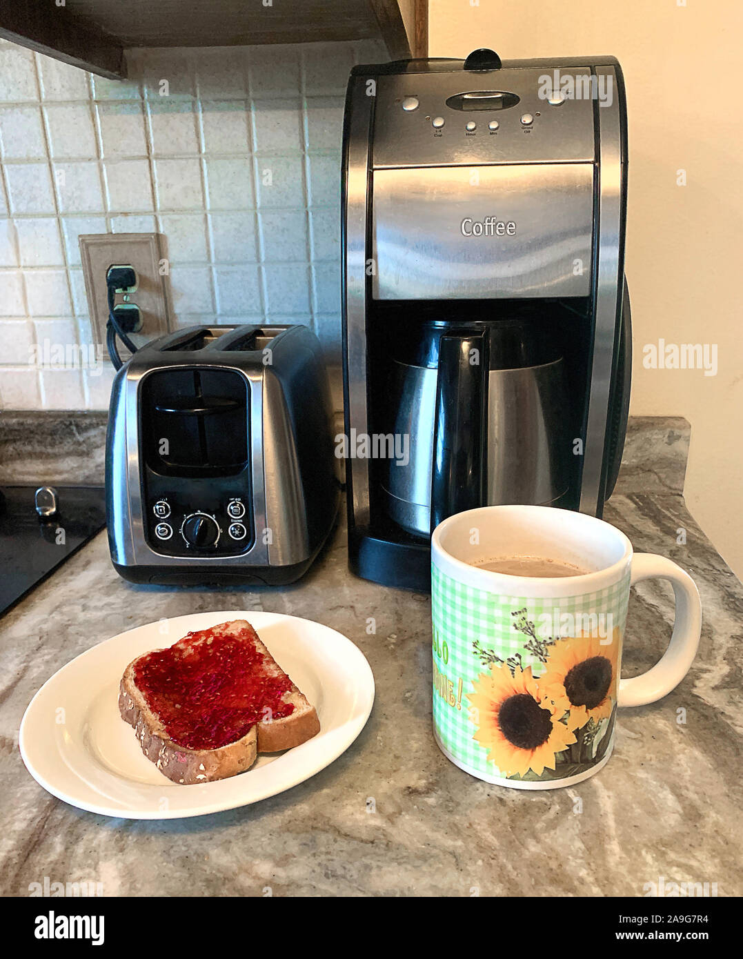 Konzept, morgendlichen Tasse Kaffee und Toast mit Marmelade vor der Kaffeemaschine und Toaster. Stockfoto