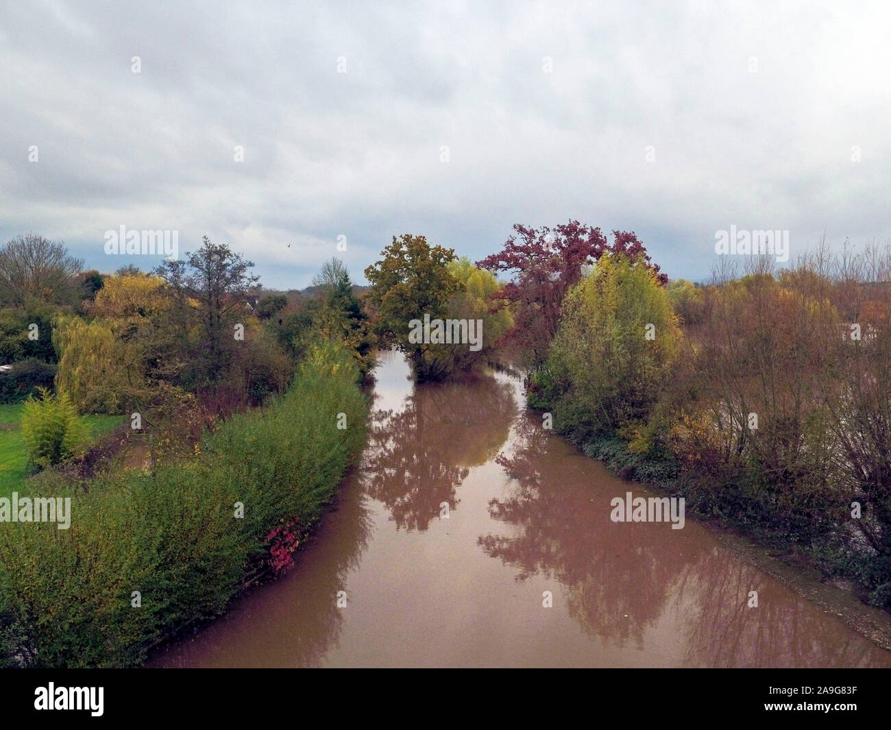 Eine Überflutete Straße in der Nähe von Forthampton, Tewkesbury, Gloucestershire am nächsten ist. Stockfoto