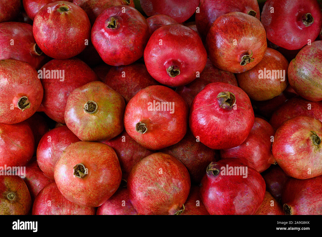 Rote reife pomegrantes backbround Muster Stockfoto