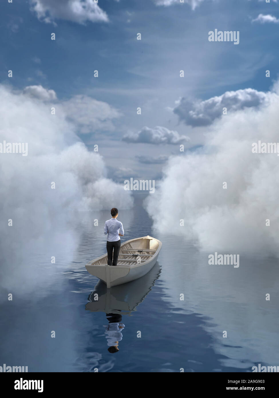 Frau ist Segeln in einem Boot durch die Wolken Stockfoto