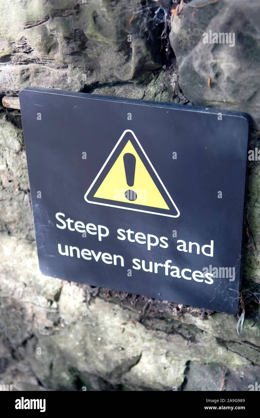 Ein Zeichen Warnung Besucher, es gibt steile Treppenstufen und unebene Oberflächen Stockfoto