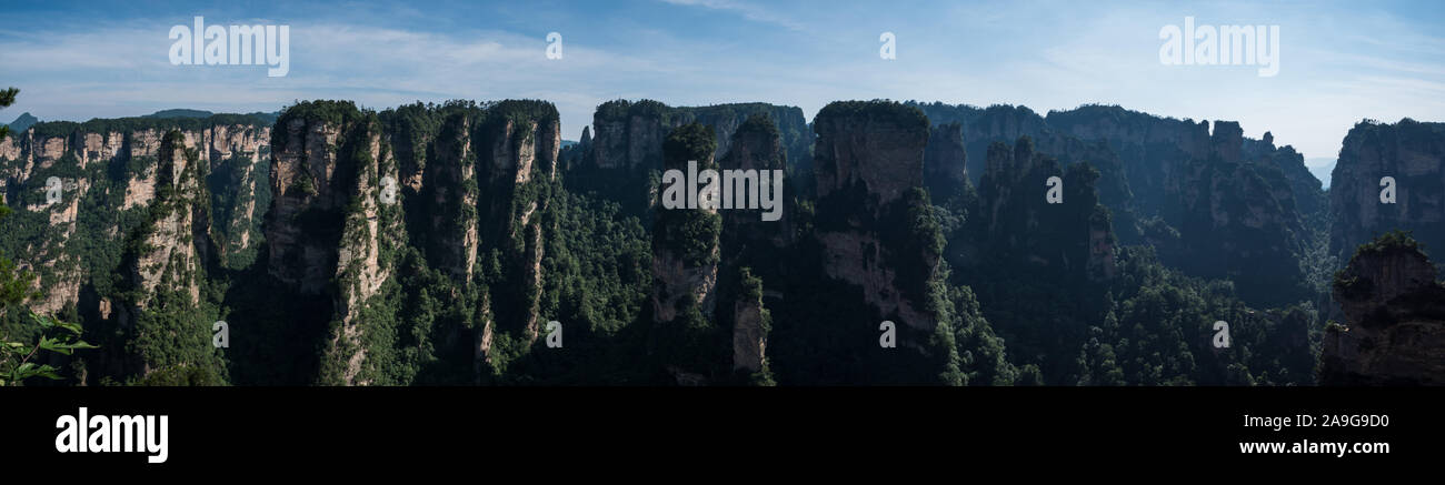 Panoramablick auf die malerische Aussicht auf Zhangjiajie Berge im Landschaftspark Wulingyuan gelegen. In der Provinz Hunan in China Stockfoto