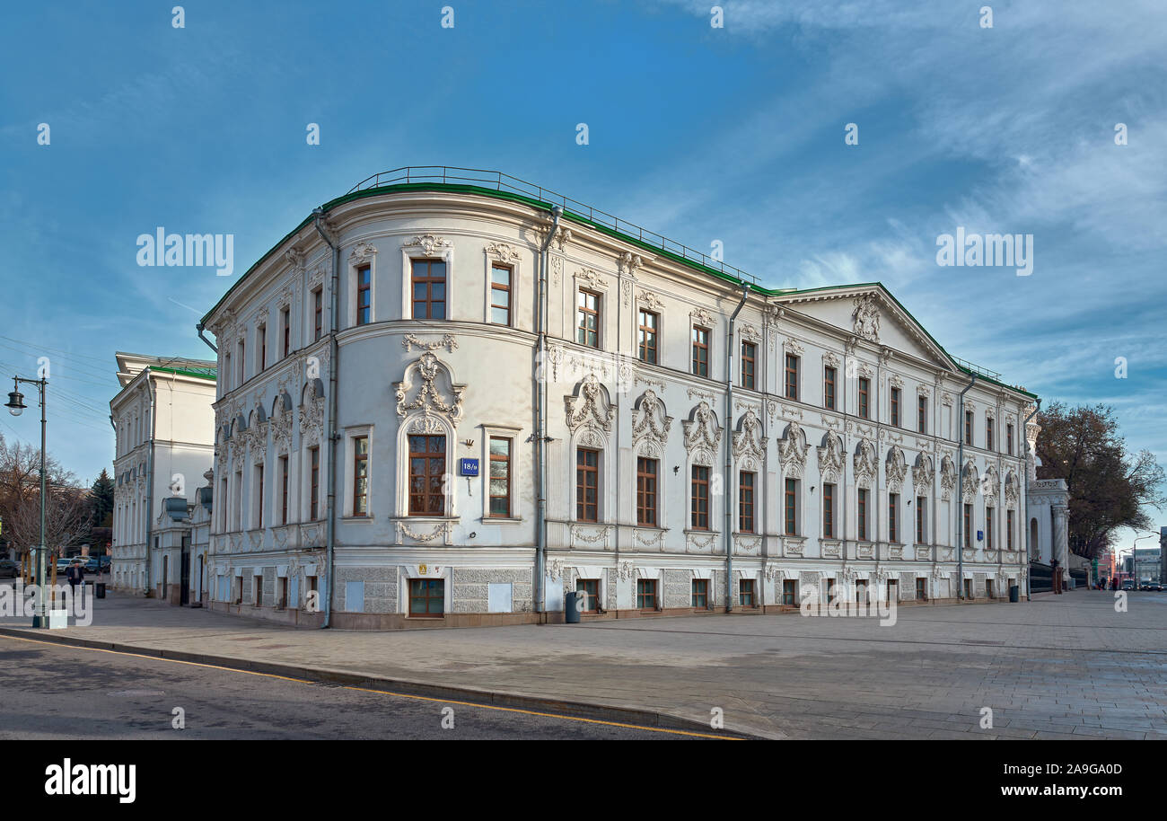 Moskau, Russland, Blick auf das Haupthaus von Shahovsky Krause Osipovsky Immobilien, im Jahr 1783 im Stil des Rokoko gebaut Stockfoto