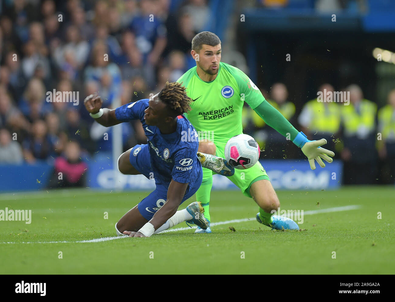 Tammy Abraham von Chelsea ist von Matthew Ryan von Brighton während der Chelsea vs Brighton Liga Match an der Stamford Bridge angehalten - nur die redaktionelle Nutzung, lic Stockfoto