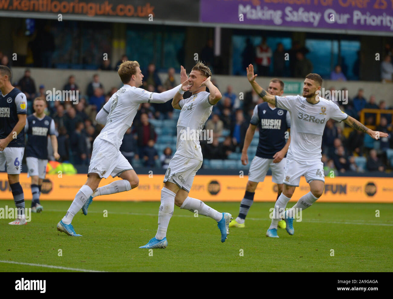 Ziel Ezgjan Alioski von Leeds United zieht ein Ziel zurück, um 2-1 während des Millwall vs Leeds United EFL-Fußball-Spiel zu machen Stockfoto