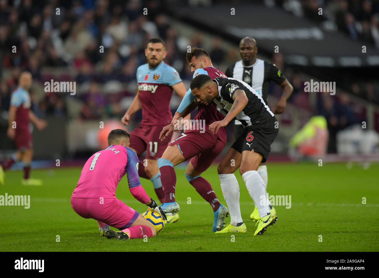 Martin Dubravka von Newcastle Utd hält Albian Ajeti West Ham Utd von Jamaal Lascelles während der West Ham hinzugefügt vs Newcastle United Premier League Stockfoto