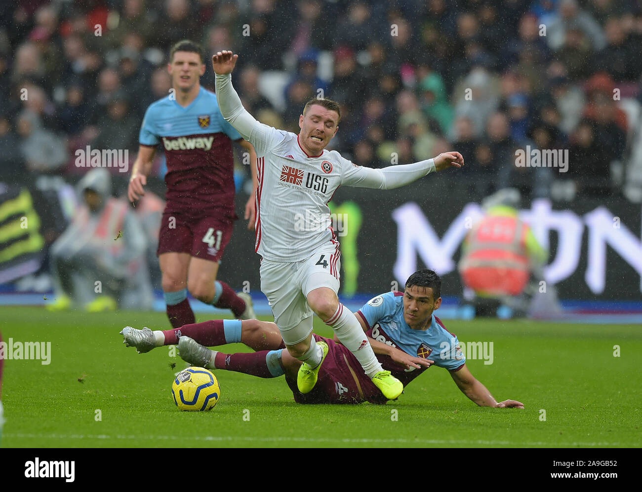 Fabian Balbuena West Ham Utd bringt John Fleck von Sheffield Utd während der West Ham vs Sheffield United Premier League Match an der London Sta Stockfoto