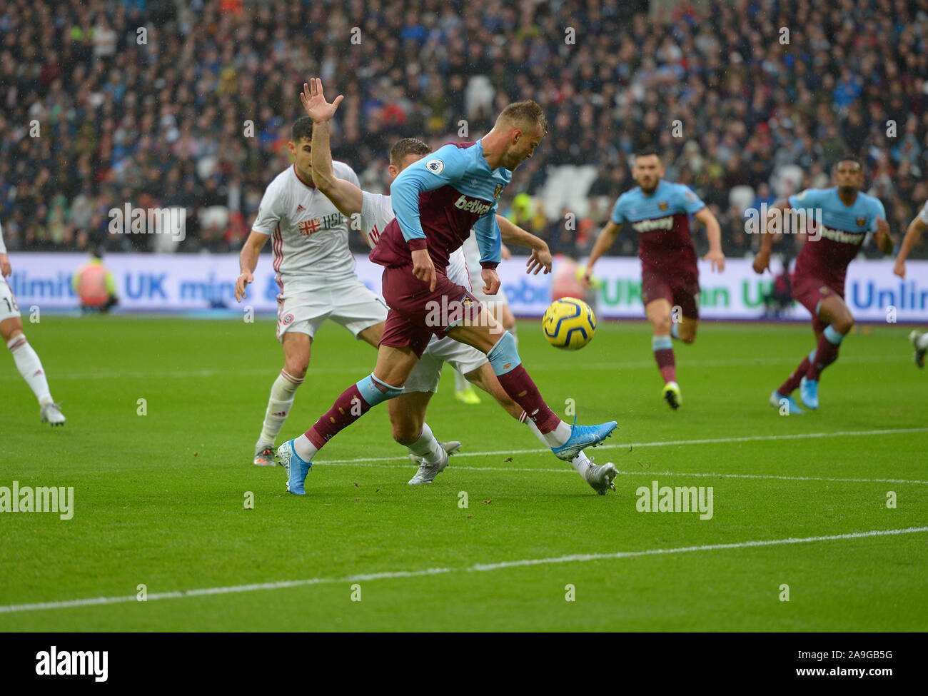 Andriy Yarmolenko West Ham Utd versucht, eine erste Hälfte Schuß am Ziel während der West Ham vs Sheffield United Premier League Match an der London: Stockfoto