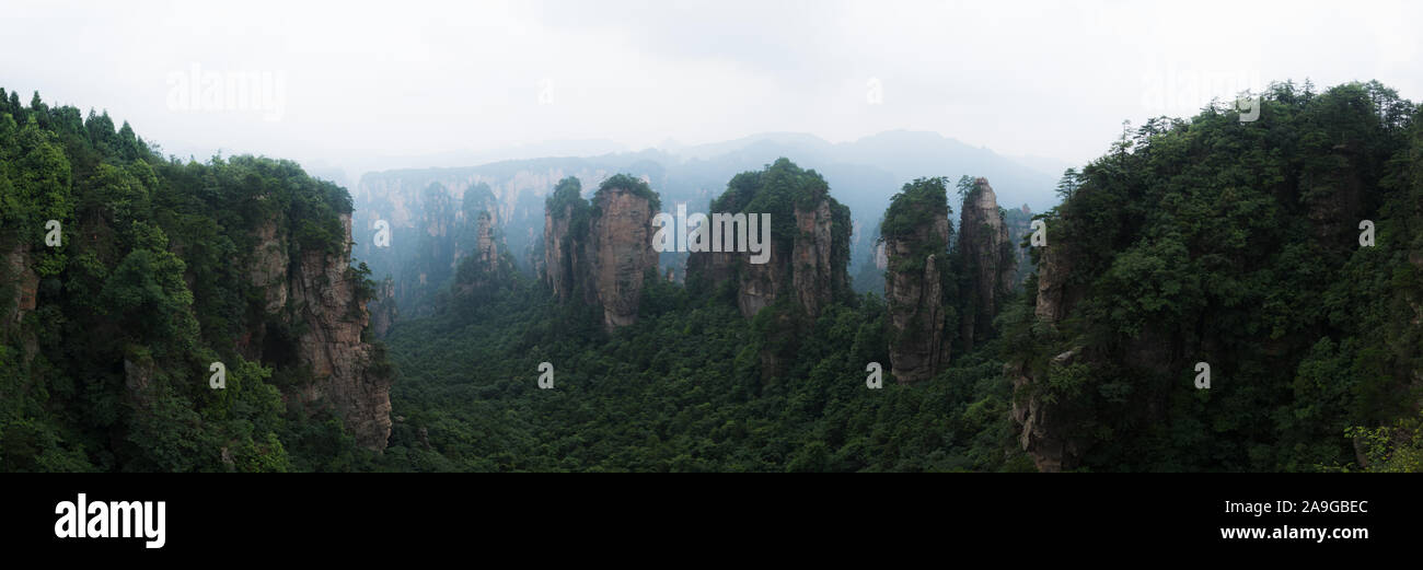 Panoramablick auf die malerische Aussicht auf Zhangjiajie Berge im Landschaftspark Wulingyuan gelegen. In der Provinz Hunan in China Stockfoto
