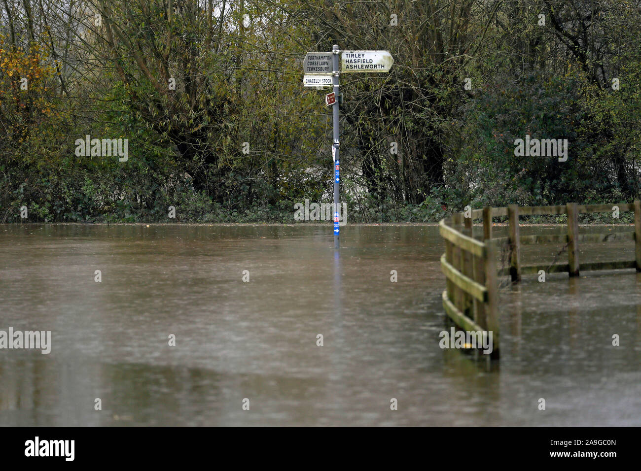 Eine überflutete Straße und Beschilderung in der Nähe von Forthampton, der Tewkesbury, Gloucestershire am nächsten ist. Stockfoto