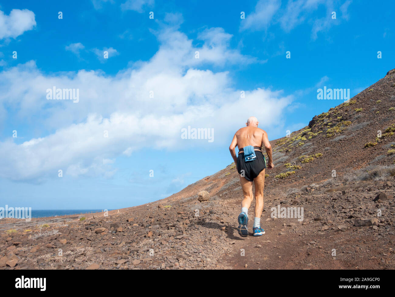 Ansicht der Rückseite des älteren Mann, Rentner Trail Running. Stockfoto