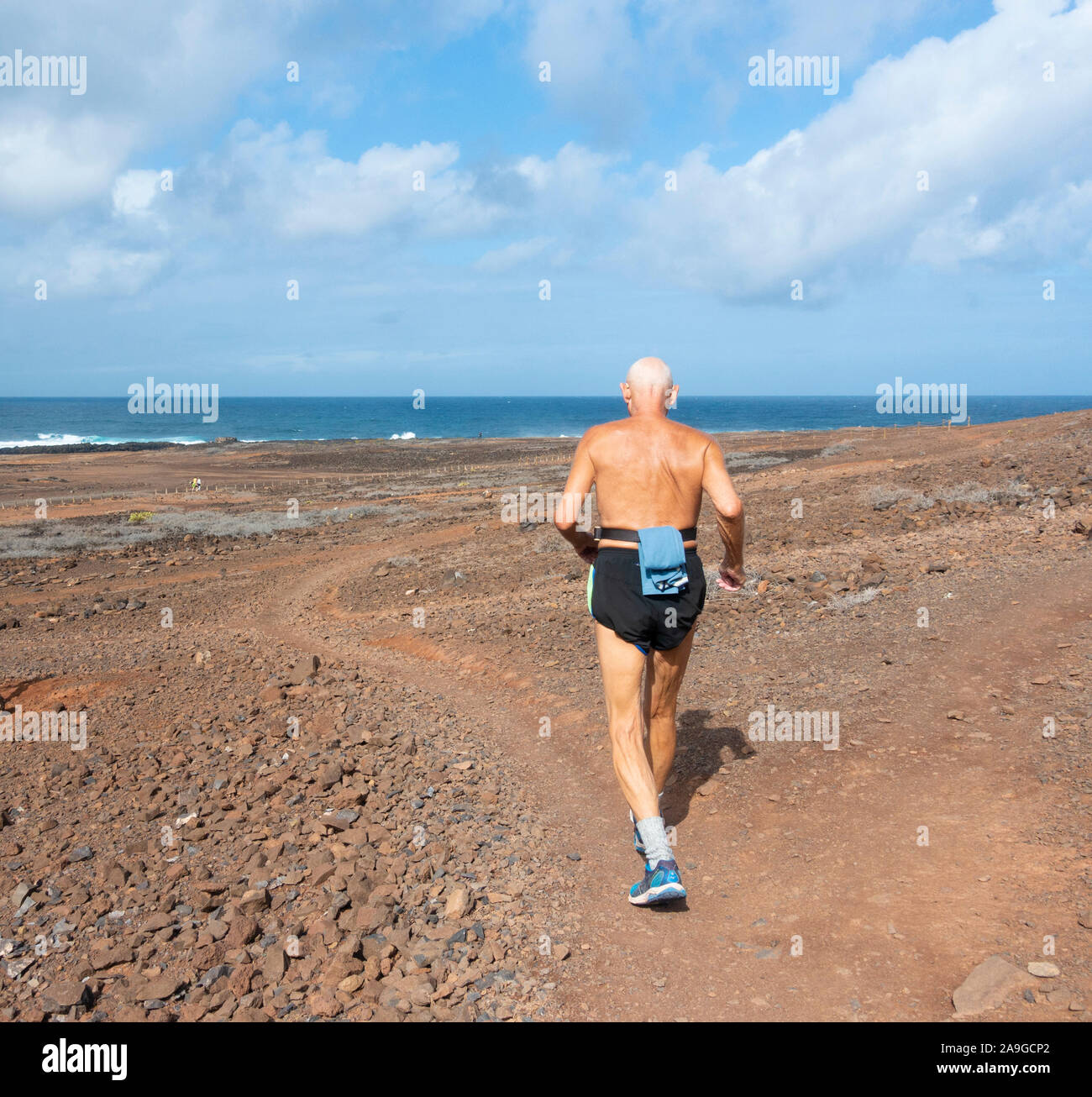 Ansicht der Rückseite des älteren Mann, Rentner Trail Running. Stockfoto